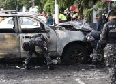 En esta foto de archivo de mayo de 2019, se observa cómo quedó un automóvil luego de la explosión de un artefacto en la Universidad de Guayaquil.