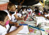 Escuela. En su casa de caña, Beatriz Menoscal, líder comunitaria de Monte Sinaí recibe a 42 estudiantes cuyas edades fluctúan entre 6 y 17 años