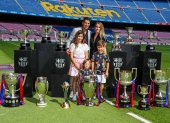Luis Suárez posó junto a su familia y varios de los trofeos conseguidos en su paso por el Barcelona.