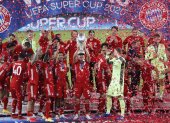 Los jugadores del Bayern Múnich celebran luego de alcanzar la Supercopa europea.