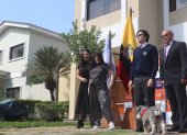 Celebración. Tras el juramento, la familias y las mascotas sellaban el acto con una fotografía.