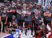 Los jugadores celebran con el cetro tras vencer el domingo 125-113 a los Celtics de Boston en el sexto partido de las finales que ganaron por 4-2.