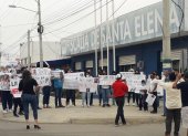Deudos y amigos se apostaron afuera de la Fiscalía de Santa Elena para exigir justicia.