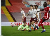 Sadio Mané (d) marcó el primer tanto del Liverpool en la victoria sobre el Arsenal.