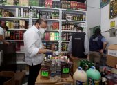 El gobernador Luis Chonillo realiza un operativo en tiendas de Guayaquil.