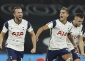 Harry Kane (izquierda) y Erik Lamela (centro) festejan la clasificación del Tottenham en un partico que parecía perdido