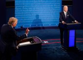 Joe Biden (d) y Donald Trump durante el debate presidencial de este martes por la noche.