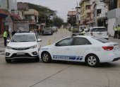 Vehículo de la víctima fue interceptado por dos motorizados, pero policías los repelieron a bala.