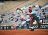 Rafael Nadal devuelve la pelota a Mackenzie McDonald durante la segunda ronda  del Roland Garros