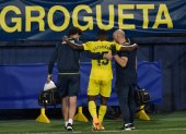 Pervis Estupinan deja la cancha ayudado por los asistentes del Villarreal, durante el partido contra el Deportivo Alaves