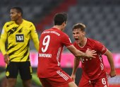 Joshua Kimmich (d) celebra el gol de la victoria y que le dio el trofeo al Munich contra el Dortmund.