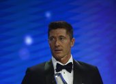 Robert Lewandowski posa con el trofeo que le identifica como el mejor jugador del año para la UEFA.