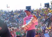 El ecuatoriano Richard Carapaz porta el Infinito en Verona, como campeón de la edición 2019 del Giro