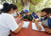 Jóvenes voluntarias apoyan con las tareas a los niños que no van a la escuela en Monte Sinaí.
