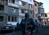 Un policía frente un edificio de viviendas, damnificado en los recientes bombardeos en Stepanakert.