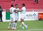 Los albos festejan el primer gol ante Mushuc Runa, anotado por Lucas Villarruel
