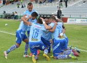 Los jugadores de Macará festejan uno de los goles anotados ante Delfín en el estadio Bellavista