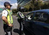 En Quito los vehiculos todavía debe acatar las restricciones por número de placa para poder circular.