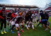 Los jugadores de Liga de Quito festejan tras la victoria sobre Mushuc Runa en el estadio Rodrigo Paz Delgado. Con ese resultado aseguraron la etapa y su presencia en la Copa Libertadores de 2021.