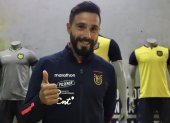 Hernán Galíndez, arquero de la selección ecuatoriano, con la ropa de concentración tricolor.