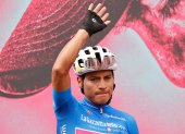 Jonathan Caicedo conserva la maglia azzurra como líder de la montaña en el Giro de Italia.