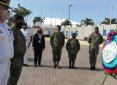 Una ofrenda floral se colocó al pie del monumento a Los Héroes, en el norte de Guayaquil.