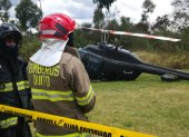 Miembros del Cuerpo de Bomberos asistieron a los tripulantes del helicóptero de la FAE, accidentado este jueves en el Itchimbía.