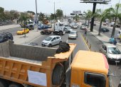 Camiones de la Federación de Volqueteros del Guayas cerraron por casi media hora parte de la avenida 25 de Julio en protesta al trabajo de las concesionarias.