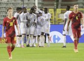 Los jugadores belgas no pueden ocultar la desazón tras el empate de Costa de Marfil casi al término del partido.