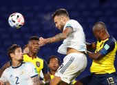 Nicolás Otamendi (c) y Enner Valencia disputan intensamente el balón. El Argentina - Ecuador fue un partido muy intenso, donde la Tricolor se plantó bien en defensa, pero no inquietó al golero Franco Armani.