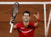Djokovic festeja tras 3 horas y 54 minutos que le tomó vencer a Tsitsipas por 6-3, 6-2, 5-7, 4-6 y 6-1.