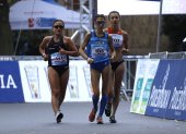 Glenda Morejón (c) se colgó el bronce de la prueba checa tras cronometrar un tiempo de 1 hora, 29 minutos y 32 segundos.