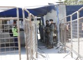 Tras el decreto de estado de excepción, militares resguardan el ingreso al Centro de Rehabilitación Social de Guayaquil.