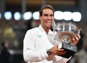 Rafa Nadal y su festejo tras ganar por décimo tercera ocasión en Roland Garros.