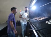 Daniel Viteri (i) y Gonzalo Mastriani son compañeros en Guayaquil City y, aunque tienen una buena relación, esta vez el cariño por sus países los divide. Ambos mostraron sus dotes preparando un rico asado.