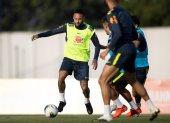 Neymar Jr, pese a sufrir molestias lumbares antes del partido anterior con Bolivia, sí entrenó con normalida y sería del cotejo ante Perú.