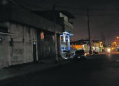 Ambiente. Varias cuadras del barrio Garay son oscuras, como se ve en la foto