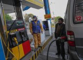 Empleados atienden en un surtidor de gasolina hoy en La Paz (Bolivia).