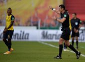 Wilmar Roldán se apoyó en el VAR para anular tres goles y determinar un penal en el partido entre Ecuador y Uruguay
