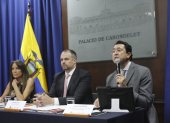 La rueda de prensa estuvo presidida por Caridad Vela, secretaria de Comunicación; Andres Isch, ministro de Trabajo y Diego Andrade, director del INEC.