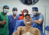 Mauricio con el equipo médico que lo operó.