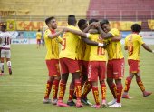 Los jugadores de Aucas festejan el tanto de penal que marcó Víctor Figueroa