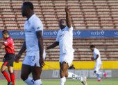 Christian Martínez Borja festeja el primero de sus goles ante Independiente del Valle, la noche de este sábado en el Olímpico Atahualpa