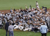 Los Rays de Tampa Bay festejan haber conseguido el trofeo de la Liga Americana de las Grandes Ligas de Béisbol.