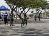 Adultos y niños recorrieron la avenida Isidro Ayora de diferentes maneras.