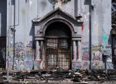 Así amaneció la fachada de la iglesia atacada la noche del domingo por manifestantes en Santiago de Chile.