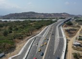 Obra. El puente tiene cuatro carriles vehiculares, acera peatonal, ciclovía y barreras de protección.