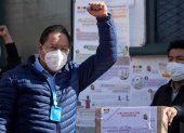 El candidato del Movimiento al Socialismo (MAS), Luis Arce, saluda este domingo luego de votar en una escuela en la ciudad de La Paz (Bolivia).