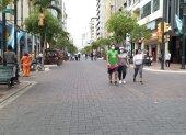 Decenas de personas caminan por la avenida 9 de octubre.