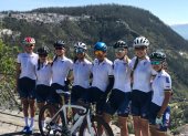 Los ciclistas Angie Luna, Nicole Aguirre, Antonella Maldonado, Marcela Peñafiel, Daniela Andrade, Natalia Vásquez y Dayuma Salcedo, junto a David Tapia (c), artífice del Team LDU.